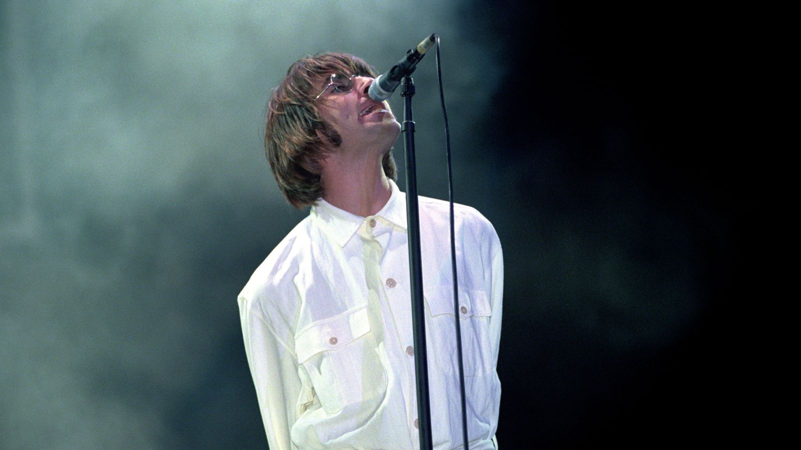 20 years on: 10 staggering facts about Oasis at Knebworth - BBC Music